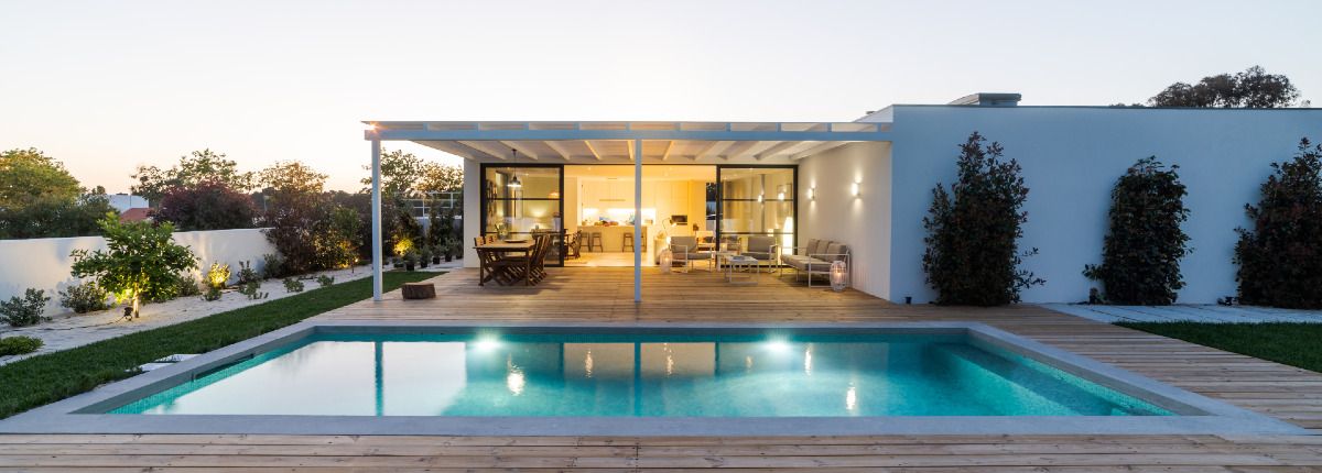 Casa con terraza y piscina — Scheidl Constructora